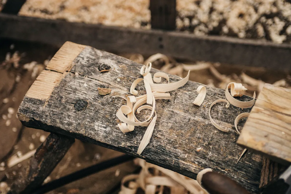 Virutas de madera sobre una tabla